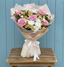 Букет цветов из:  Гвоздики, Орхидеи и Розы в Большой Вишере