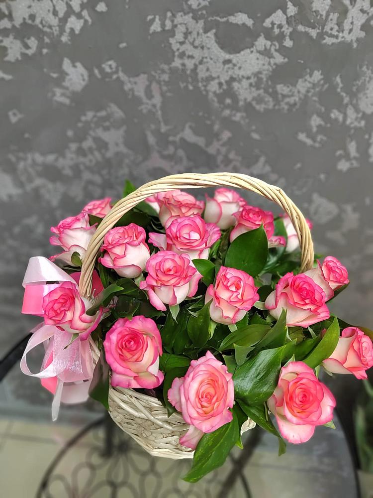 Цветочная композиция из Розы в корзине в Большой Вишере