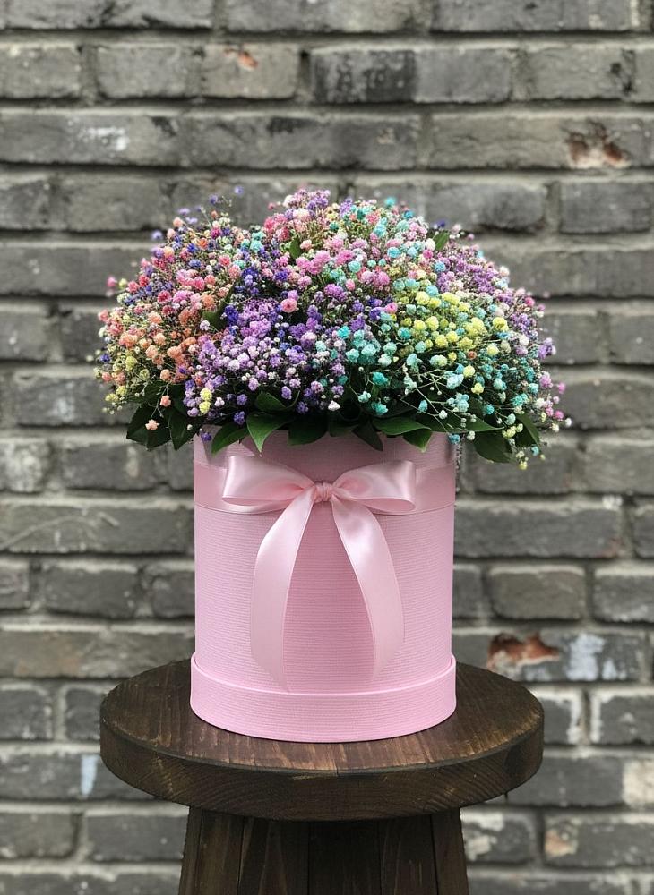 Цветочная композиция из Гипсофила и Розы в шляпной коробке в Большой Вишере