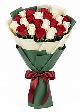 Букет Микс из красных и белых роз в Большой Вишере