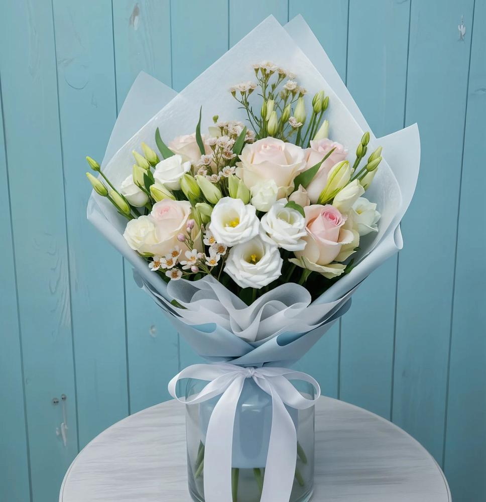 Букет цветов из: Розы и Лизиантусы в Большой Вишере