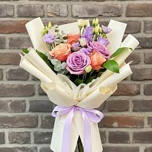 Букет цветов из:  Лизиантусы и Розы в Большой Вишере