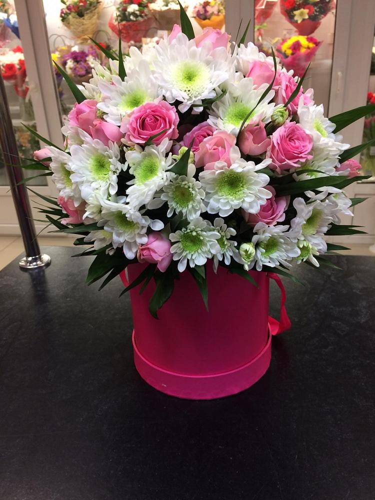 Цветочная композиция из Розы и Хризантемы в шляпной коробке в Большой Вишере