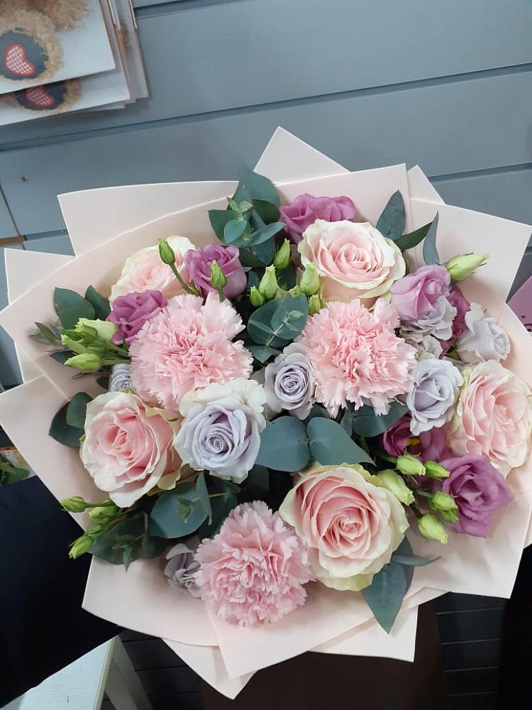 Букет цветов из: Розы, Гвоздики и Лизиантусы в Большой Вишере