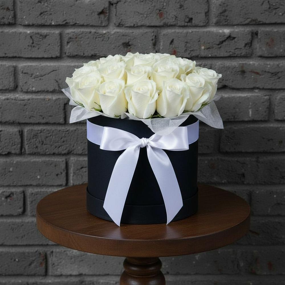 Цветочная композиция из Розы в шляпной коробке в Большой Вишере