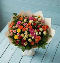 Букет Микс из разноцветных кустовых роз в Большой Вишере