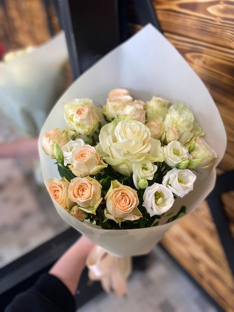 Букет цветов из: Розы и Лизиантусы в Большой Вишере