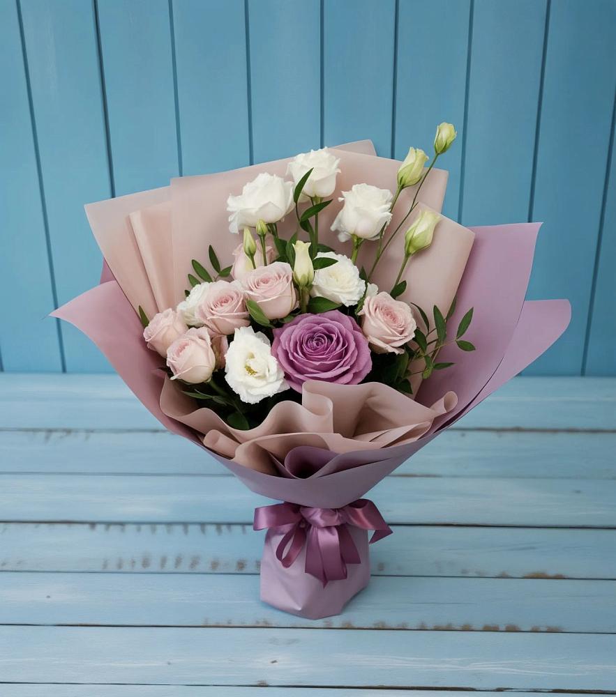 Букет цветов из: Розы и Лизиантусы в Большой Вишере